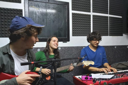 Adrià Garcia, Joana Jové i Gerard Català van formar a finals de l’any passat el trio Selva Nua.