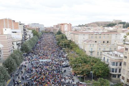 La gran manifestació a Lleida al seu pas per la rambla d’Aragó.
