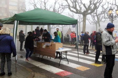 Torrelameu  -  La Associació de Dones del municipio recaudó un total de 672 euros con la venta de manualidades y flores de Navidad elaboradas por las propias socias de la entidad. 