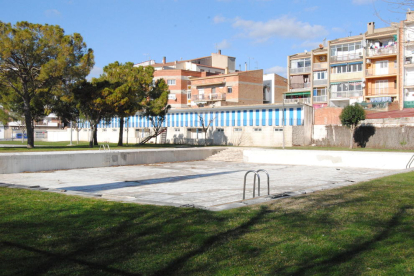 El consistori destinarà 5.000 euros al concurs d’idees per reformar una piscina en desús.