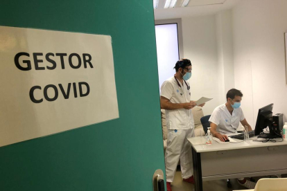 La zona de trabajo de los gestores COVID en el Hospital Arnau de Vilanova.