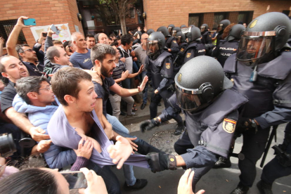 Cargas policiales contra votantes en La Mariola durante el referéndum del 1-O.