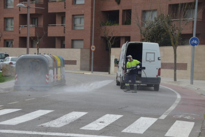 Trabajos de desinfección en la avenida del Canal de Mollerussa. 