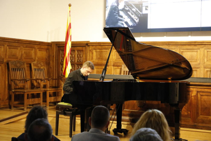 El pianista Eudald Buch, durant el concert inaugural del certamen a l’IEI.