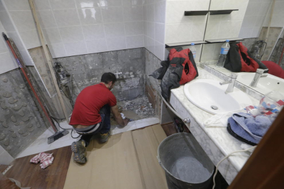 Un operari treballant ahir en la reforma d’un bany.