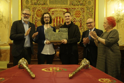 Albert Barqué-Duran y Marc Marzenit, ayer con el premio Ciutat de Lleida junto a Larrosa, Peris y Calaf.