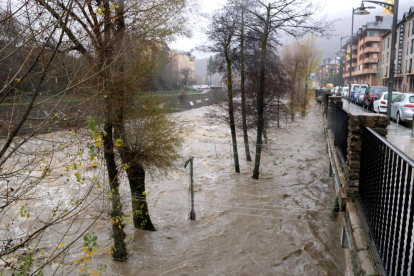 Imatge d’ahir de l’avinguda del riu Noguera Pallaresa al seu pas per la capital del Sobirà.