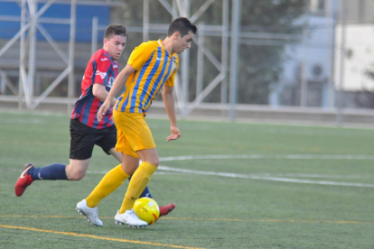 Enríquez prova de robar la pilota a un jugador de l’Atlètic Sant Just, ahir durant el partit.