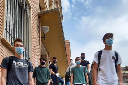 Alumnes del col·legi Països Catalans del barri de Balàfia, a Lleida capital, a l’acomiadar-se ahir de l’escola.