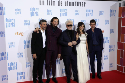 Pedro Almodóvar, amb els protagonistes de ‘Dolor y Gloria’.