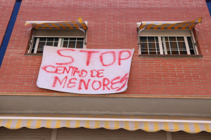 Una de las pancartas en contra del centro de menores que los vecinos de Rubí han colgado.