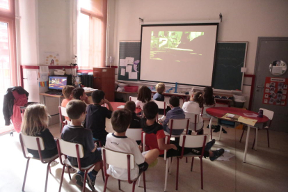 Una de les múltiples aules que ahir van quedar totalment buides als instituts del Camp Escolar a Lleida ciutat.