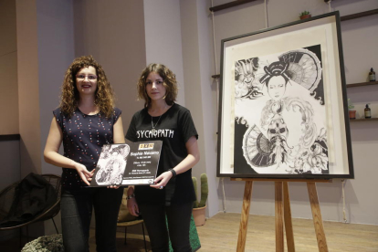 L’artista Sophie Navarro (a la dreta), ahir a la inauguració.