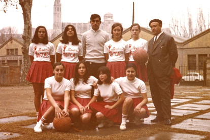 Imagen del equipo sénior femenino del CB Pardinyes que jugó en la temporada 1970-1971.