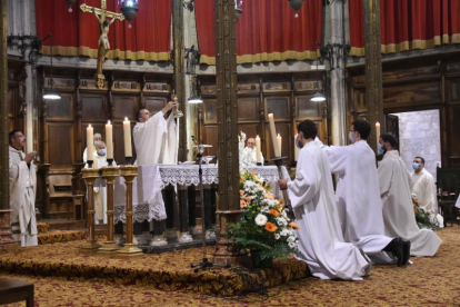 Missa a Solsona en record de les víctimes del Covid - El bisbe de Solsona va oficiar ahir una missa a la qual van assistir mig centenar de capellans i en què hi va haver una pregària pels morts per coronavirus a la diòcesi. La cerimònia va ser ...
