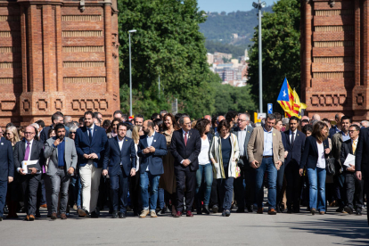 La plana mayor de las entidades y partidos independentistas acompañan a Torra, ayer, en Barcelona.