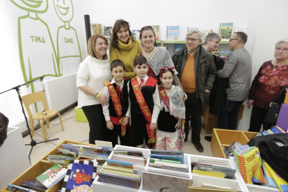 Josep Borrell, el pasado día 9 en la biblioteca de Aitona junto a la consellera Laura Borràs y la alcaldesa.