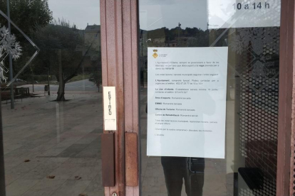 La colocación de la nueva pancarta en la fachada de la Diputación. 