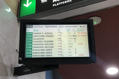 Una pantalla  en la estación anunciando la suspensión de 2 trenes.