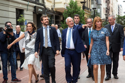 El líder del PP, Pablo Casado, ayer visitando Logroño.