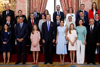 Felipe VI, junto a la reina Letizia, la princesa Leonor y la infanta Sofía junto a los galardonados ayer.