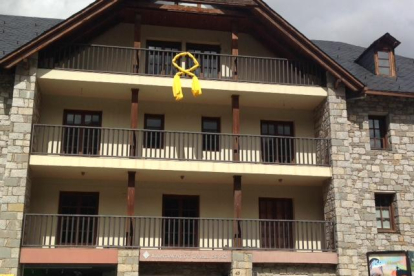 El llaç groc a la façana del consistori de la Vall de Boí.