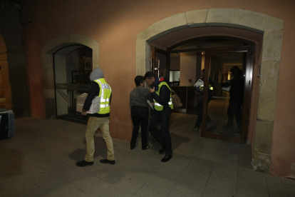 Mossos a la salida del registro que practicaron en el ayuntamiento el 15 de noviembre de 2016.