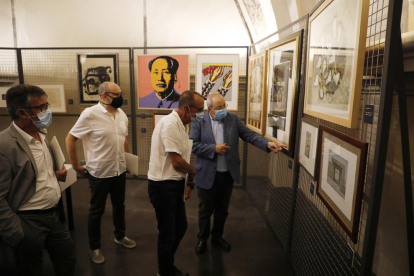 L’alcalde, Miquel Pueyo, al costat del col·leccionista Antoni Gelonch Viladegut, ahir al Museu de Lleida.