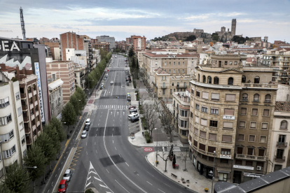 La ciudad de Lleida, un desierto sin apenas coches ni peatones por las calles