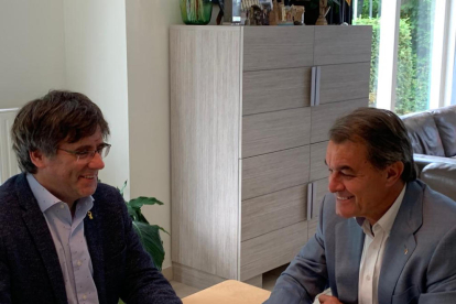 Carles Puigdemont y Artur Mas, ayer, durante la reunión que mantuvieron en Waterloo.