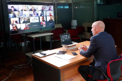 El presidente de la Real Federación Española de Fútbol Luis Rubiales conversa por videoconferencia con los presidentes de las territoriales.