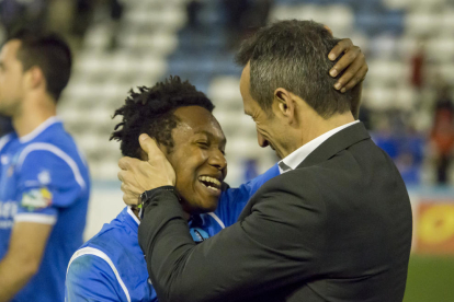 Joan Carles Oliva saluda a Josimar Quintero tras el partido del pasado domingo.