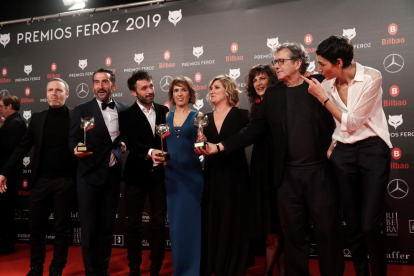 El equipo de “El reino” recibe el premio a la mejor película dramática de los Premios Feroz.