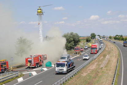 Imatge del remolc en flames (esq.) i d’una de les descàrregues que va fer l’helicòpter de Bombers per evitar que es propagués (dreta).