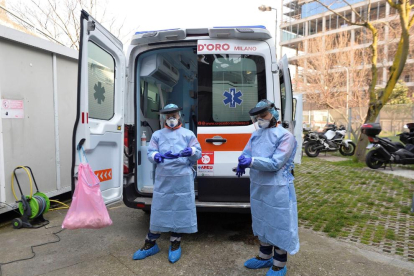 Dos professionals sanitaris preparats a Milà, un dels focus del coronavirus a Itàlia.
