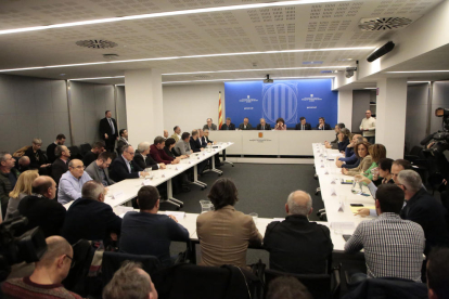 Imatge de la reunió d’ahir a Lleida de Torra i Jordà amb alcaldes i representants del sector fructícola.