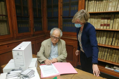 Varela firma la cesión de su legado al Arxiu.