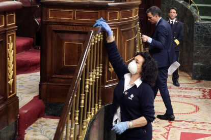 Els diputats, la presidenta del Congrés i Pedro Sánchez van felicitar la netejadora de la Cambra.