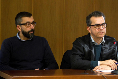 L’acusat, César Adrio (esquerra), amb el seu advocat al judici.