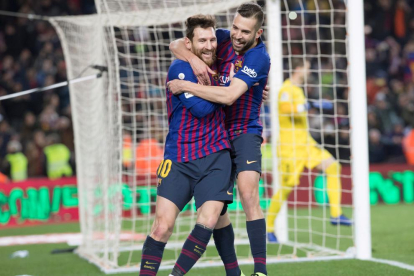 Leo Messi se abraza con Jordi Alba, que dio la asistencia al argentino para que marcase el tercer gol azulgrana que consolidaba el triunfo ante un combativo Leganés.