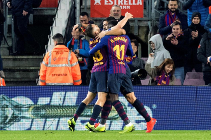 Leo Messi s’abraça amb Jordi Alba, que va fer l’assistència a l’argentí perquè marqués el tercer gol blaugrana, que consolidava el triomf davant d’un combatiu Leganés.