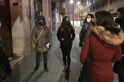 Algunas de las participantes en la marcha exploratoria para mujeres en zonas de ocio nocturno de Lleida para detectar elementos y espacios inseguros.