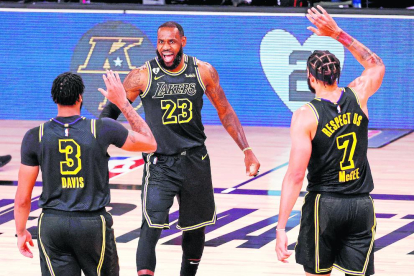 LeBron James lidera a los Lakers en el homenaje a Kobe Bryant