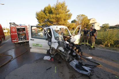 Mor el conductor d'una furgoneta en un xoc frontal contra un camió a Puigverd de Lleida