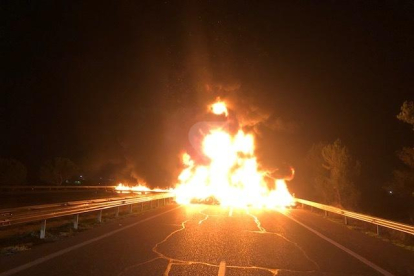 La crema de pneumàtics dels CDR aquest matí a l'A-2 a Alcoletge.