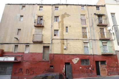 L’edifici afectat al carrer Veguer Carcassona del Barri Antic.