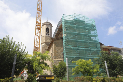 La bastida i la gran grua instal·lades per reparar la teulada de l’església d’Alpicat.