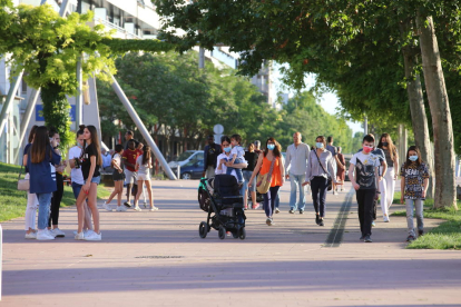 Diverses persones passejant amb i sense mascareta per la plaça Blas Infante.