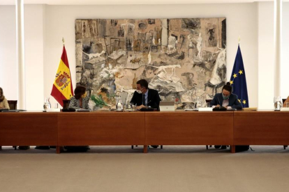 Carmen Calvo, Pedro Sánchez y Pablo Iglesias, ayer en un momento del Consejo de Ministros.