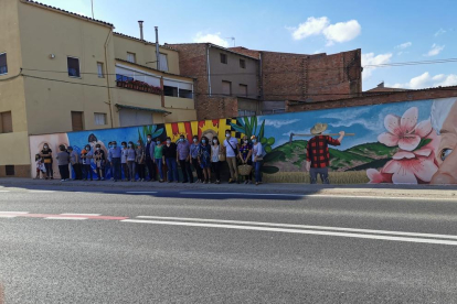 El acto de inauguración del mural de Castelló, durante el que se recordó al médico Albert Coll.